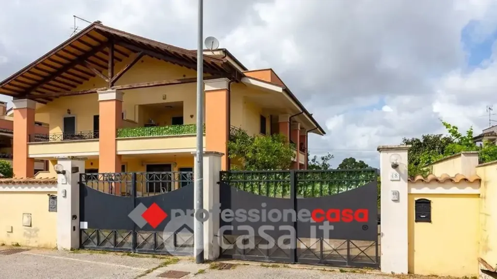 Esterno - Casa indipendente con giardino a Pomezia