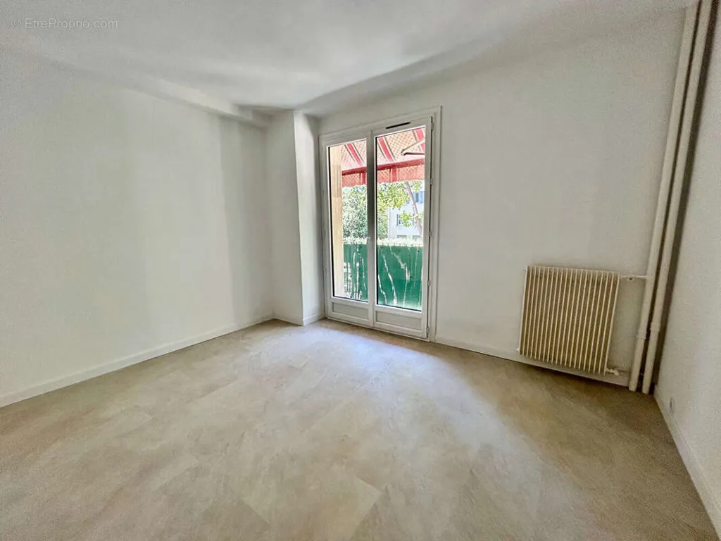Toad - Renovated 3-Bed Flat with Balcony in Lepic
