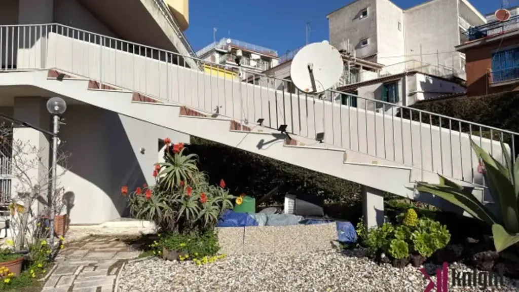Pièces - Semi-Panoramic Apartment with Garden in Posillipo