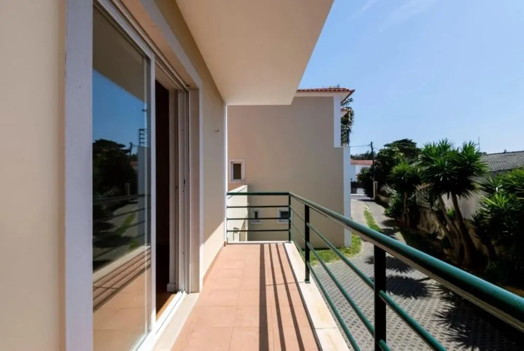 Balcon - Three-Bedroom Villa with Greenbelt View in Cascais