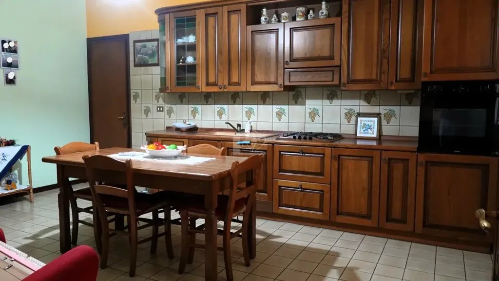 Salle à manger - Semi-detached Apartment with Garden in Suzzara