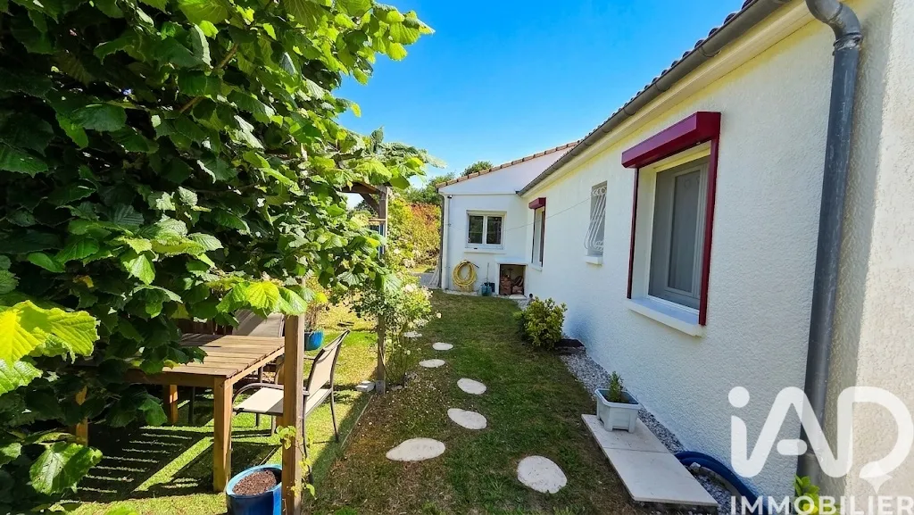 Aed - Renovated Villa with Pool near Breuillet Centre