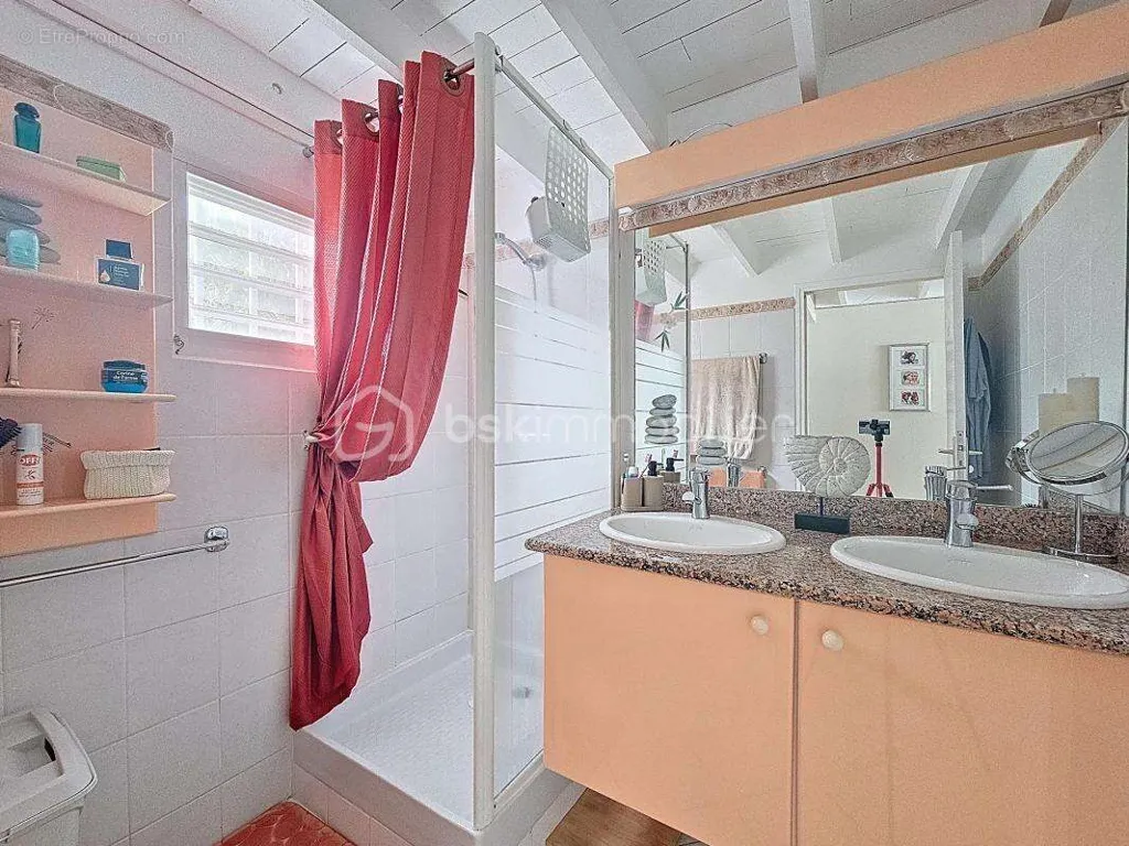 Salles de bain - Villa avec Piscine et Garage dans Secteur Recherché