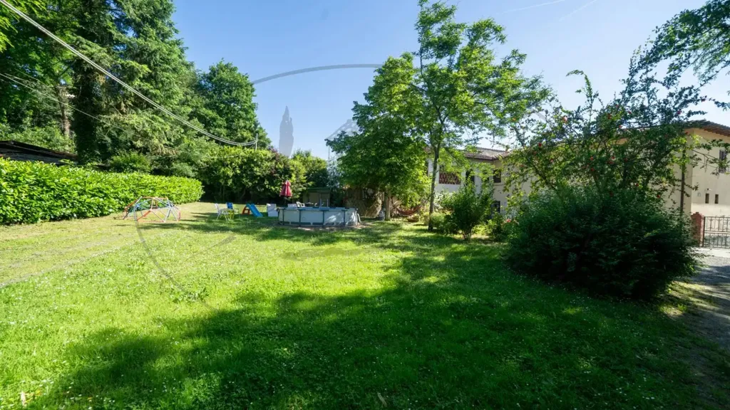Aed - Rustic Farmhouse with Multiple Uses in Figline Valdarno