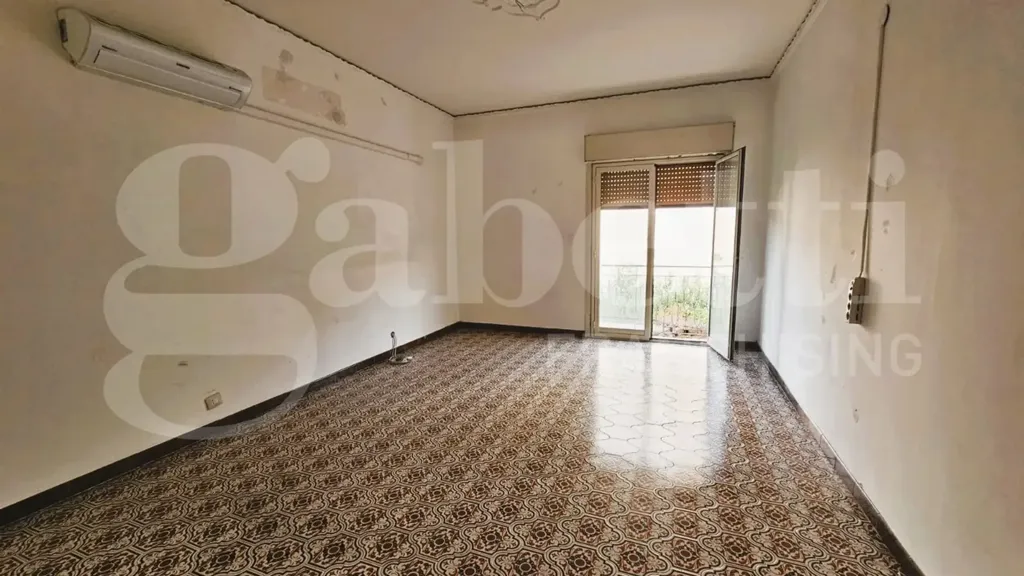 Pièces - Spacious Apartment with Balcony in Messina