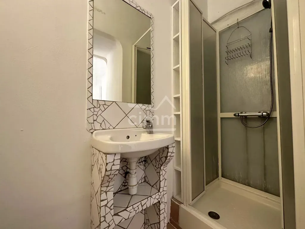 Bathrooms - Spacious Apartment with Balcony in Town Centre
