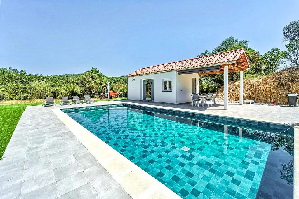 Bassein - Chalet with Pool in Afueras