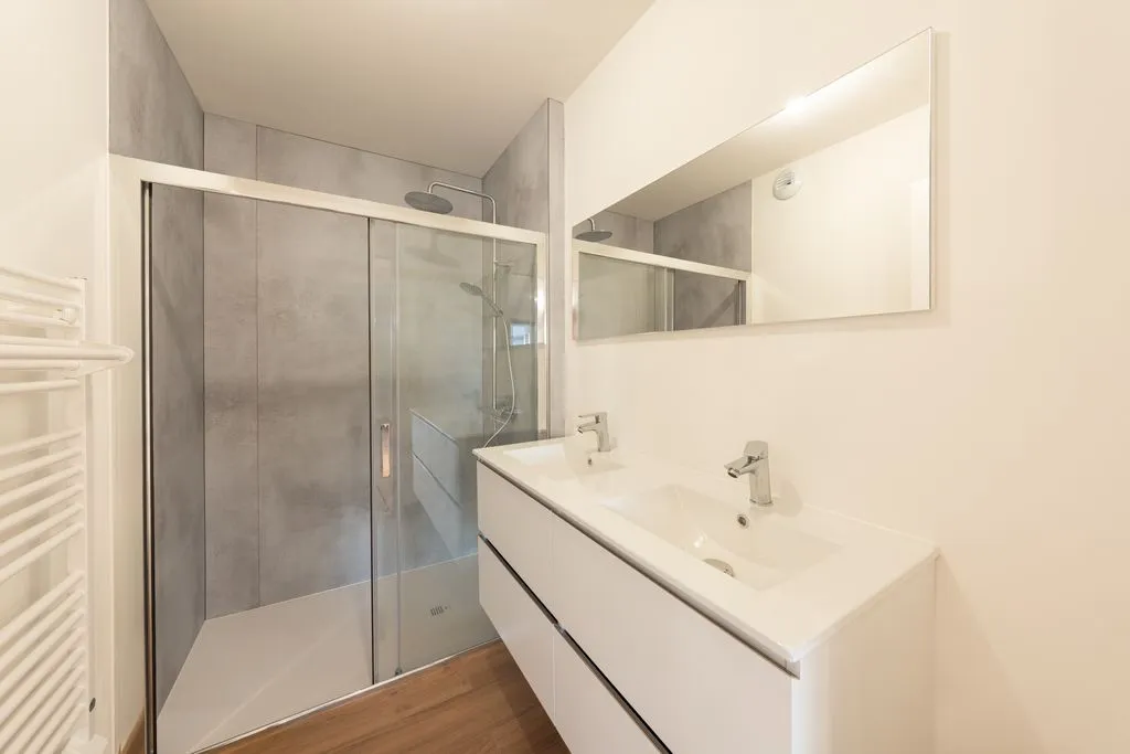 Salles de bain - Appartement Luxe avec Jardin à Évian-les-Bains
