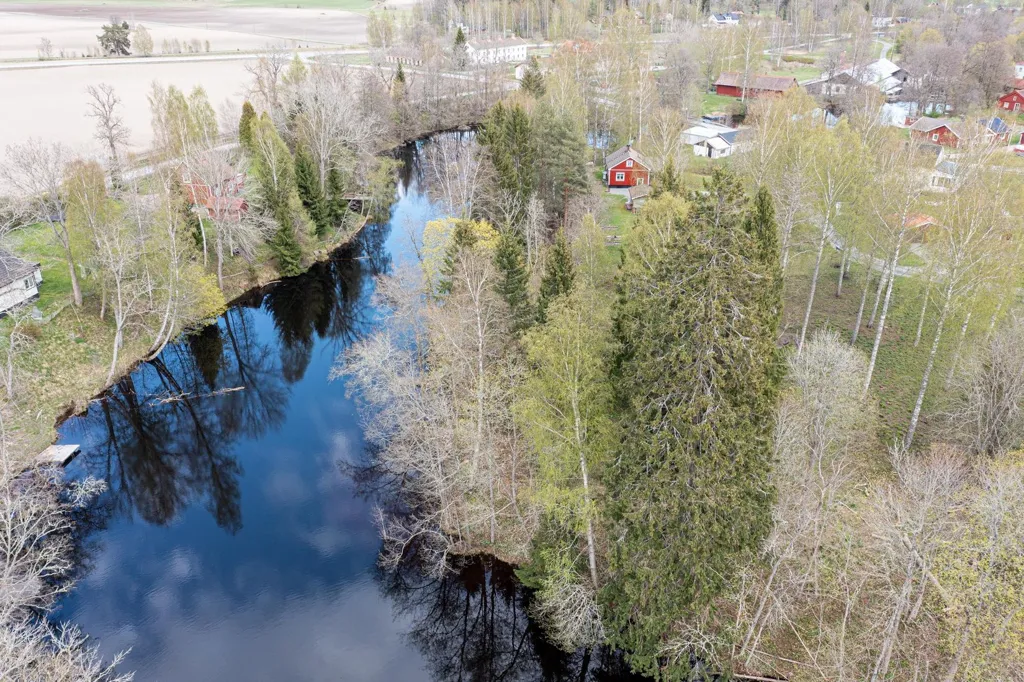 Õhuvaade - Buildable Plot with Riverfront in Skinnskatteberg
