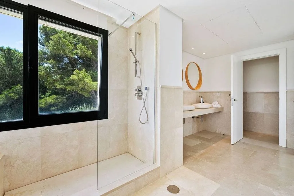 Bathrooms - Chalet with Pool and Terrace in Sotogrande