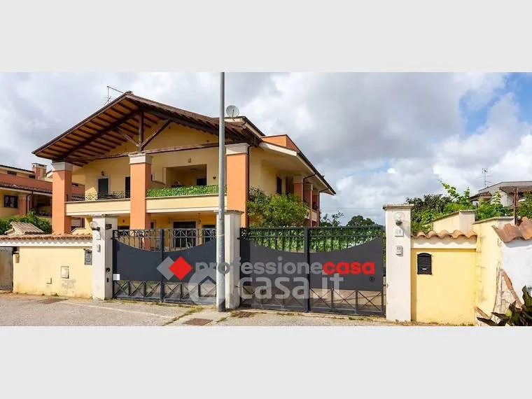 Esterno - Casa indipendente con giardino a Pomezia