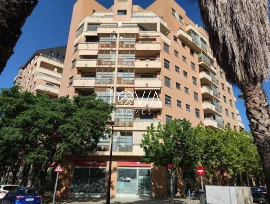 Exterior - Commercial Space with Street Frontage in Valencia