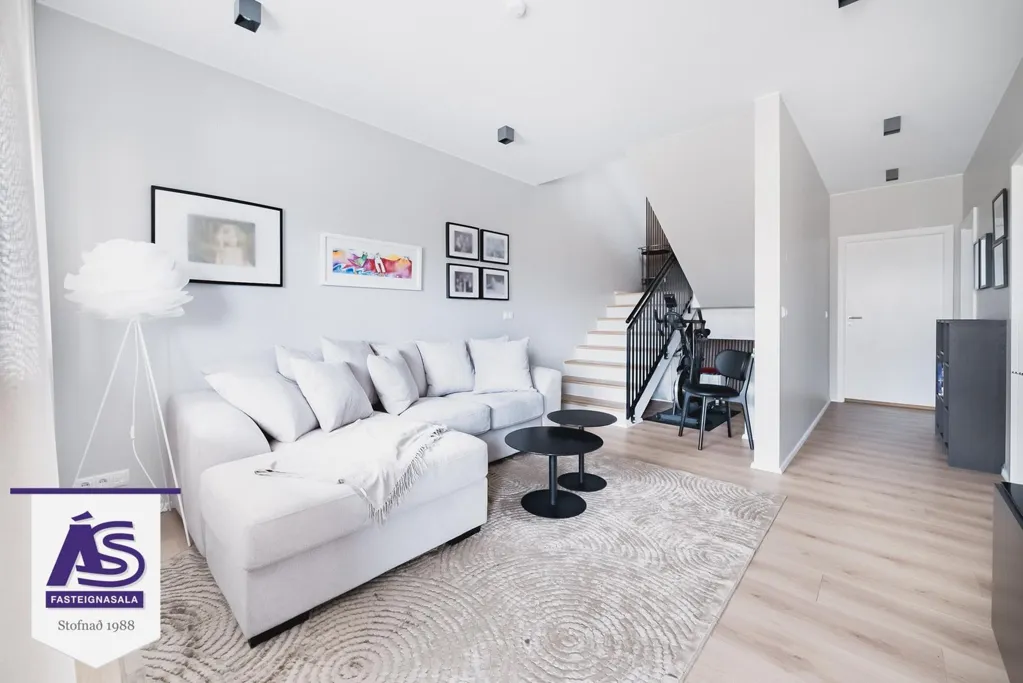 Soggiorno - Newly Built Duplex with Garden in Skarðshlíð
