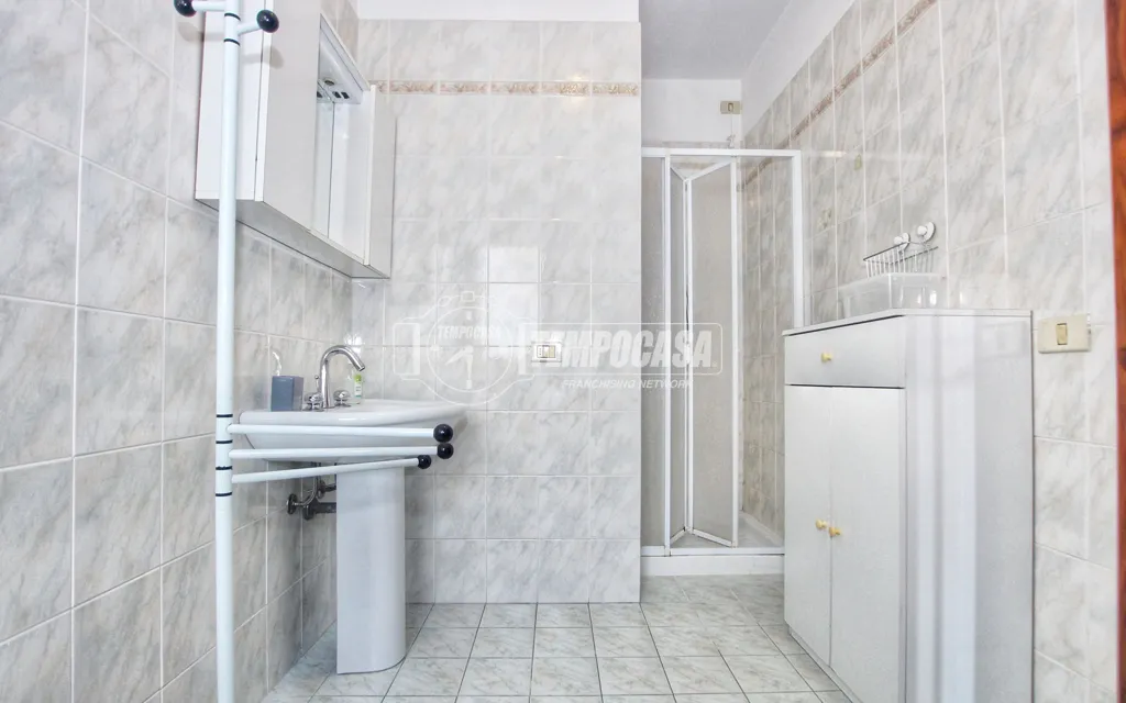 Bathrooms - Rustic 2-Bedroom Flat with Balcony in Ancona