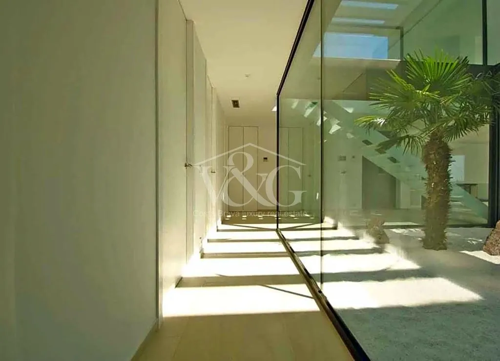 Esik - Seafront Villa with Pool in Mas Pinell