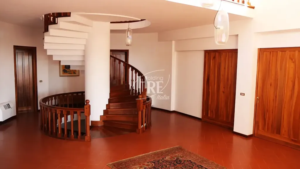 Pièces - Architectural Villa with Central Staircase in Amantea