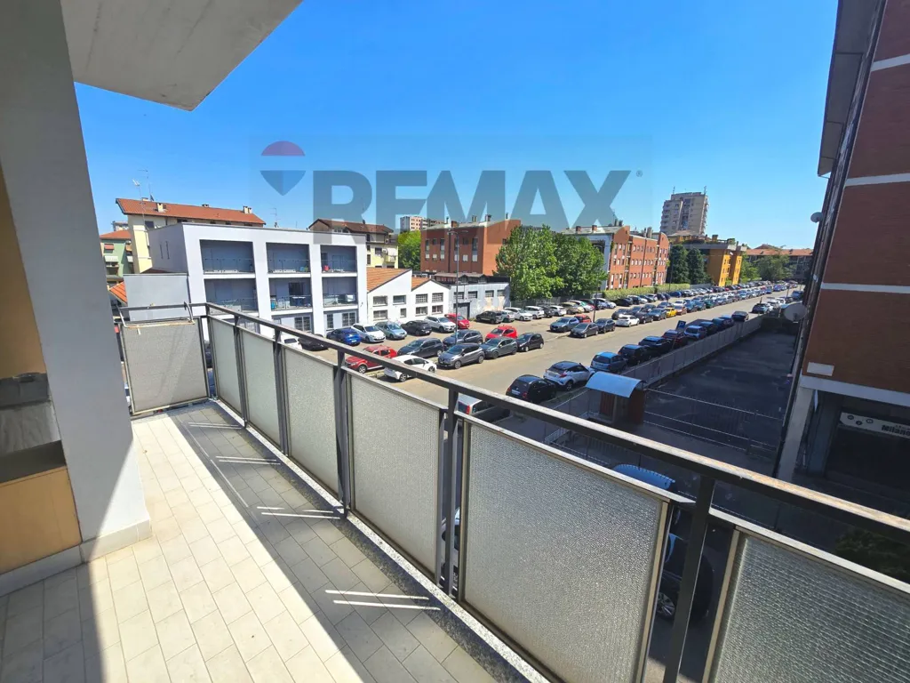 Rõdu - Spacious Triplex with Balcony in Milan