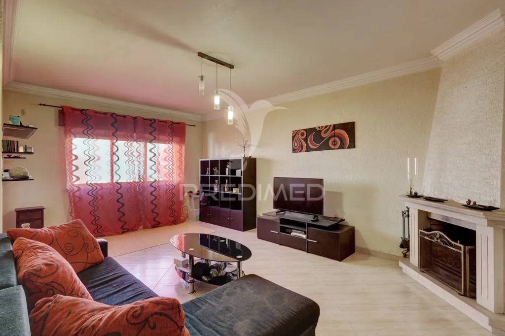 Elutuba - T2 Apartment with Fireplace in Monte Abraão, Queluz