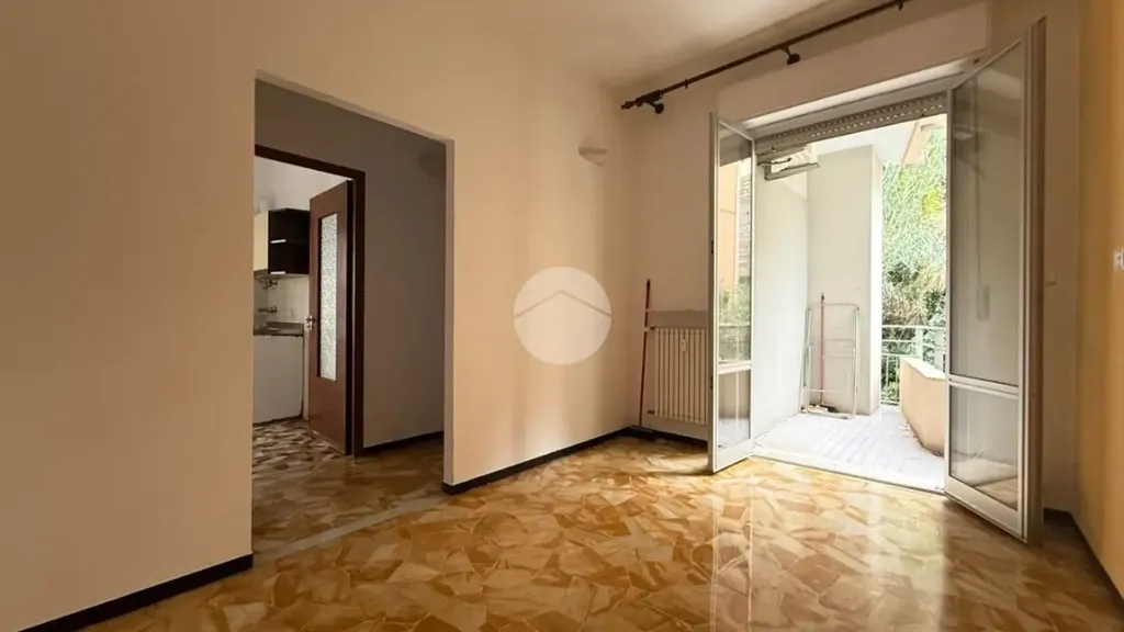 Esik - Spacious Flat with Balcony in Genoa