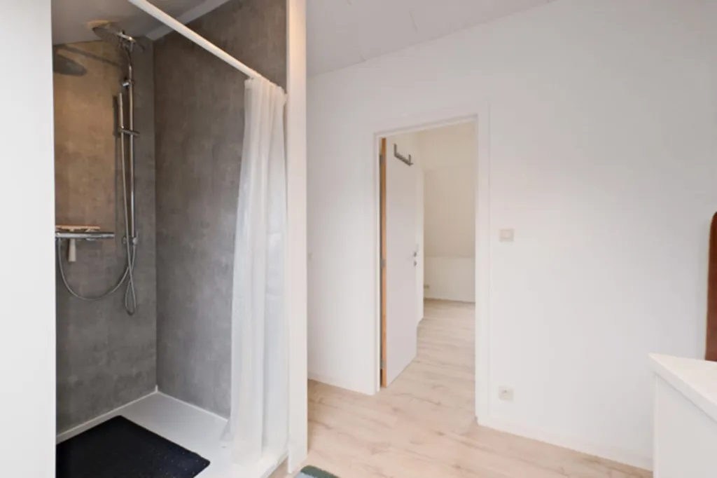 Salles de bain - Maison Rénovée à Deux Niveaux au Centre de Tervuren