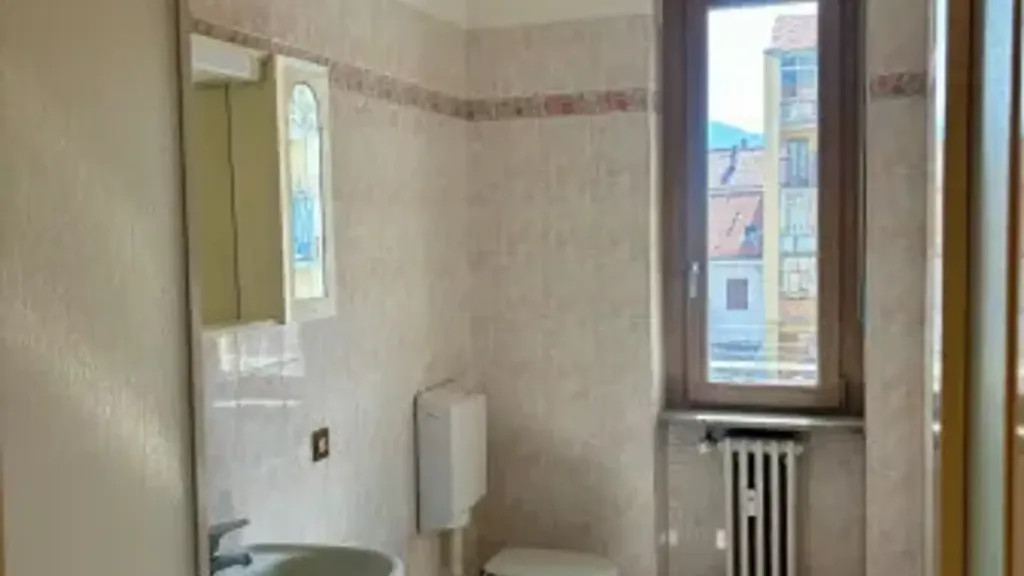 Salles de bain - Modernised 2-Bed Flat with Balcony in Pinerolo