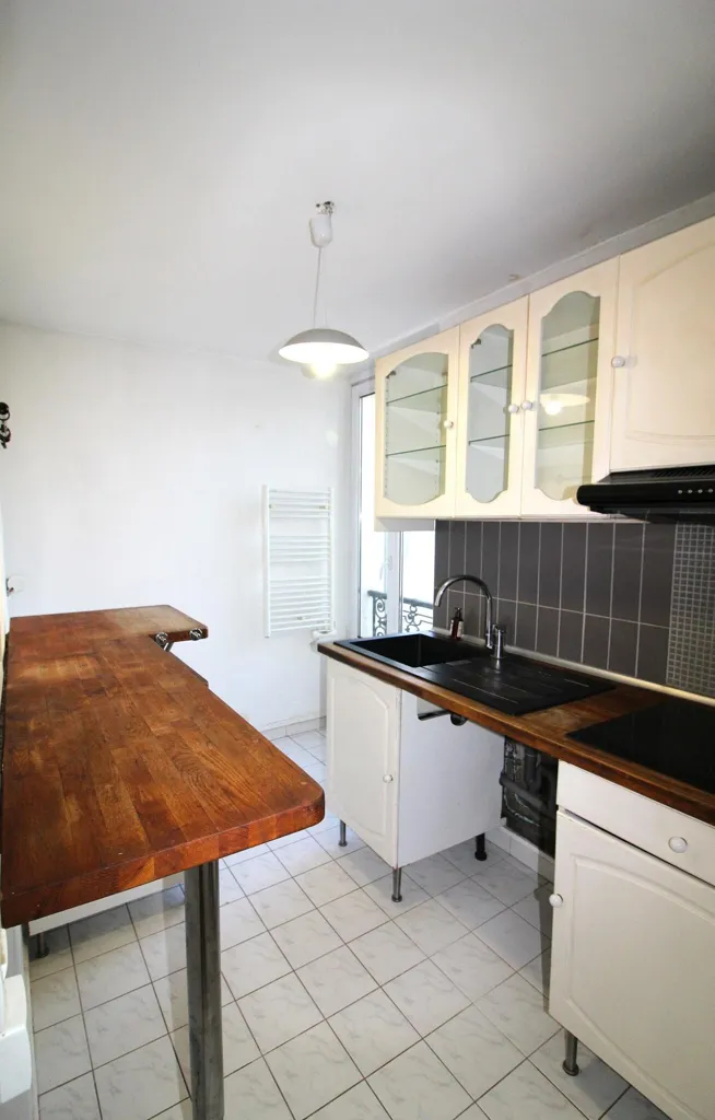 Kitchen - Bright 3-Piece in Bourg-la-Reine