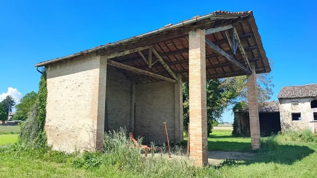 Aed - Rustic Property with Demolition Potential in Ravenna
