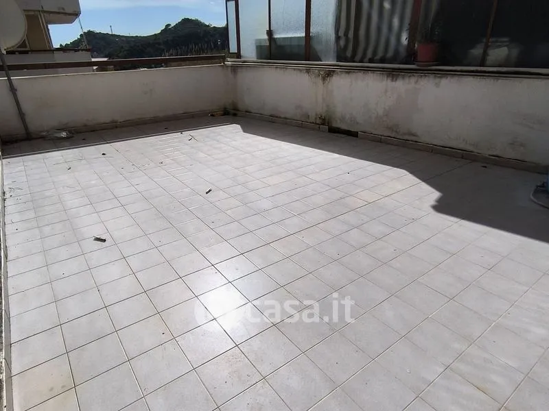 Terrasse - Three-Bedroom Apartment with Balcony in Messina