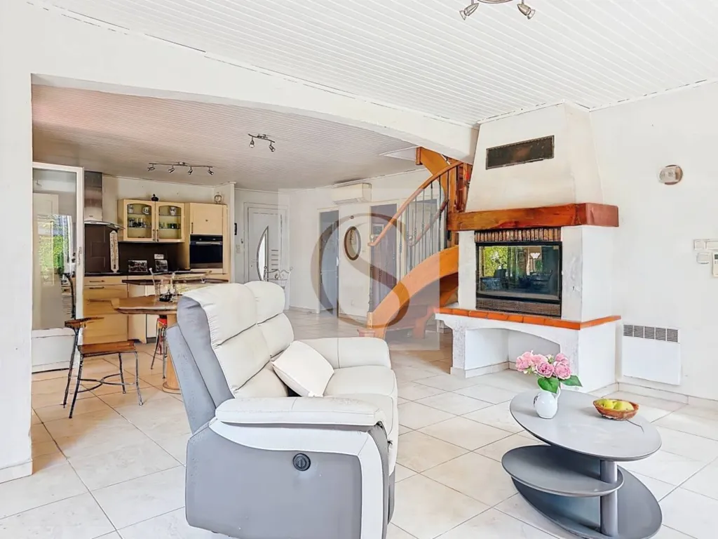Séjour - Maison avec Piscine et Garage au Centre de Lorgues