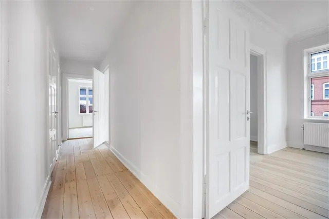 Entrée - 5-Room Apartment with Shared Garden in Central Location