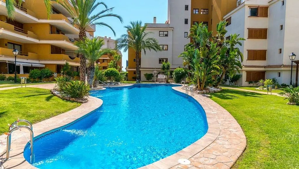 Piscina - Modern Apartment with Pool in Punta Prima
