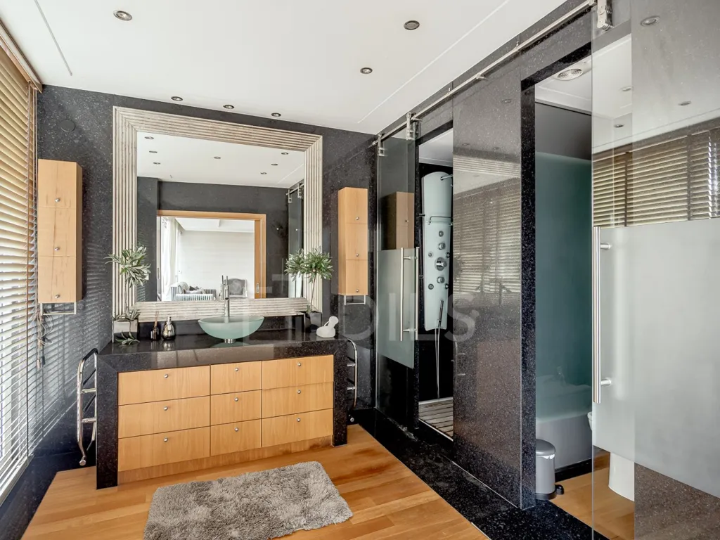 Vannitoad - Duplex Apartment with River View in Algés