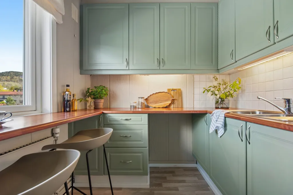 Cuisine - 2-Bedroom Apartment with Balcony in Randgård