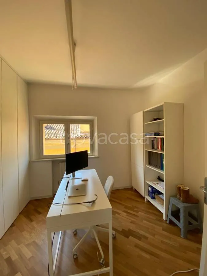 Bureau - Rustic-Style Flat with Caminetto in Modena