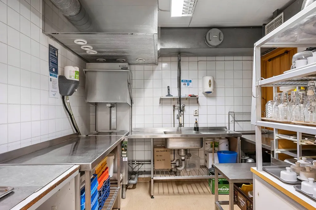 Cucina - Mixed-Use Building with B&B in Edenberga