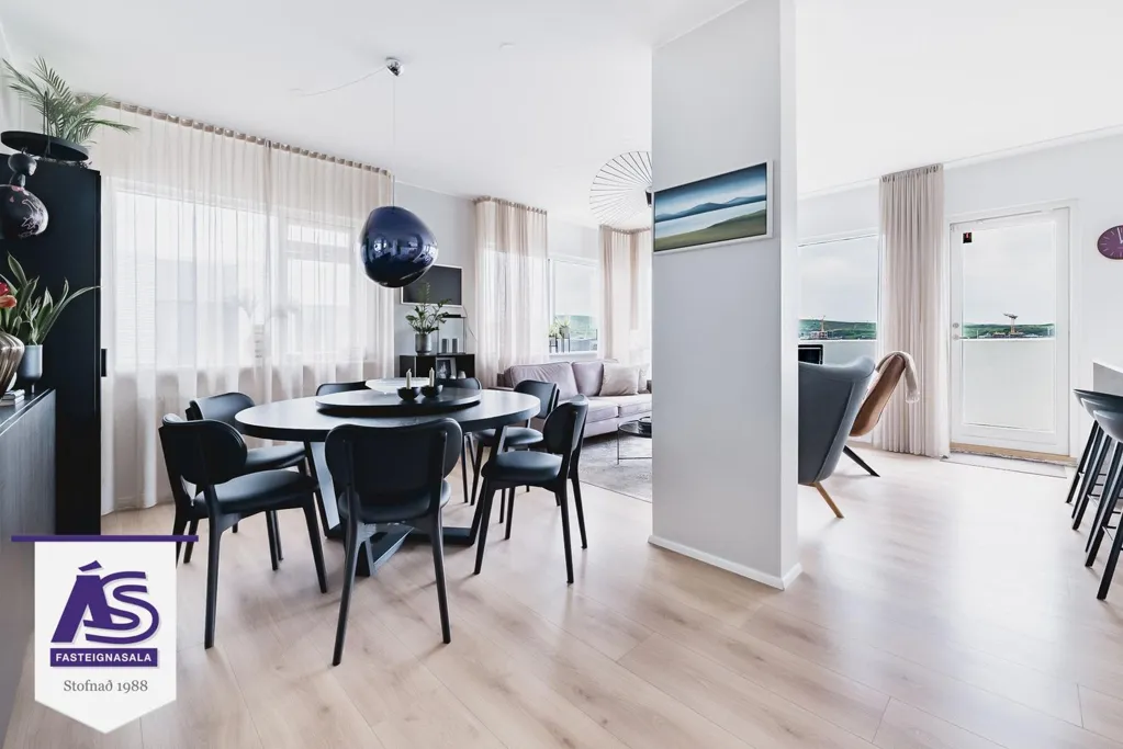 Sala da pranzo - Newly Built Duplex with Garden in Skarðshlíð