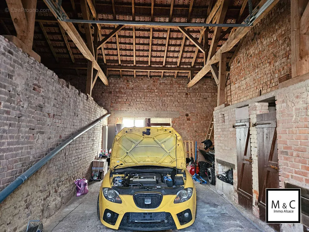 Garage - Maison à Rénover avec Jardin à Schleithal