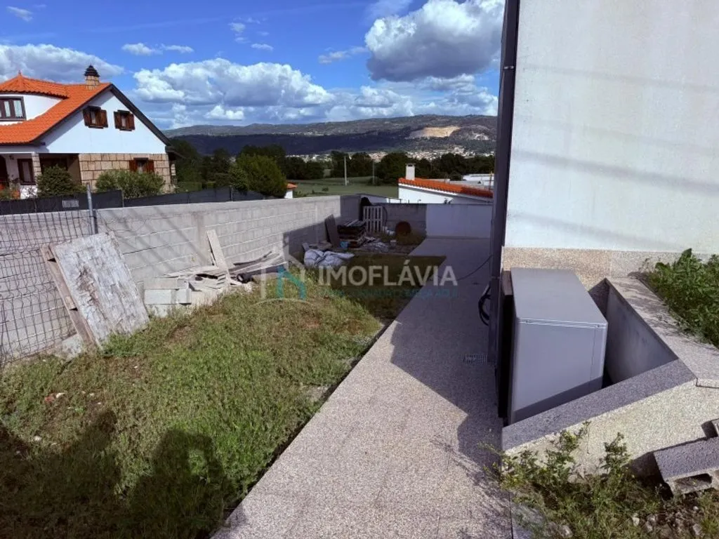 Aed - Luxury Detached House with Garage in Chaves