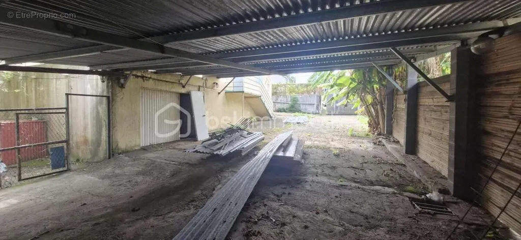 Jardin - Maison SATEC à Rénover avec Deux Parcelles au Tampon