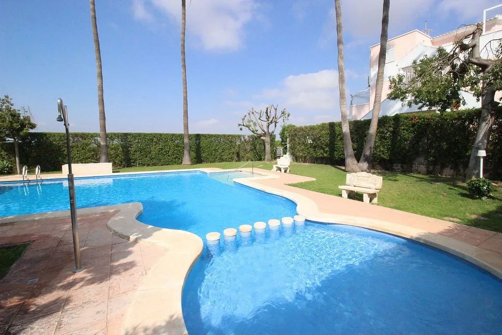 Bassein - Terraced House with Pool in Calle Bruselas