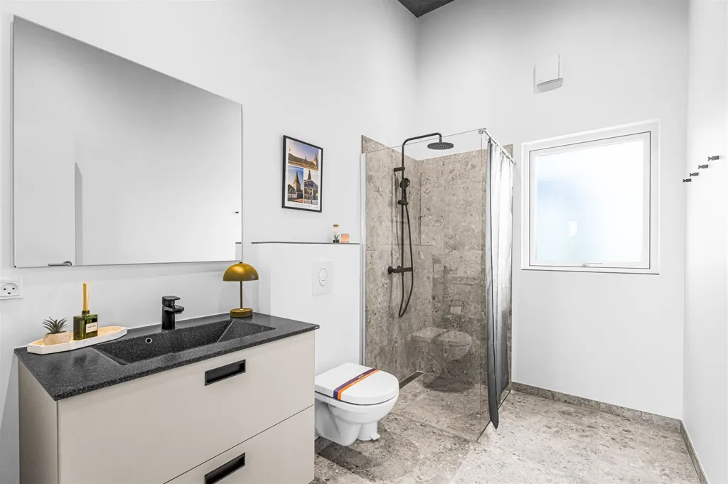 Salles de bain - Maison 8 pièces à Harboøre