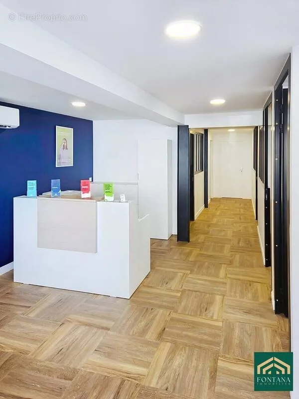 Entrée - Local Commercial Rénové avec Plateau à Moulins