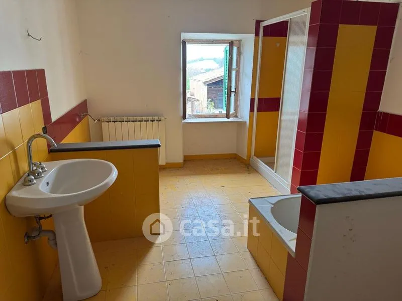 Salles de bain - Rustic Farmhouse with Courtyard in Penango