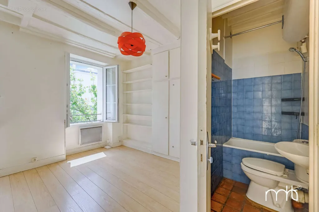 Salles de bain - Studio avec Cour Arborée à Paris-5e