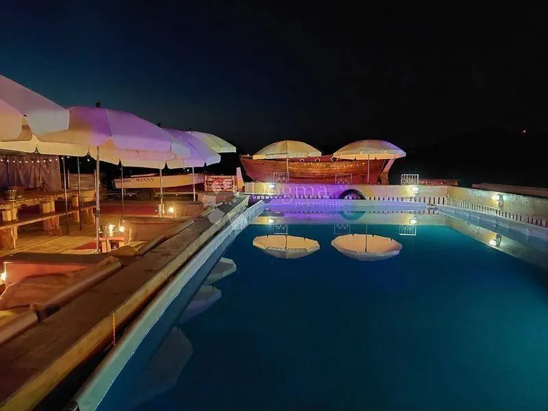 Piscine - Business Complex with Pool in Borovo