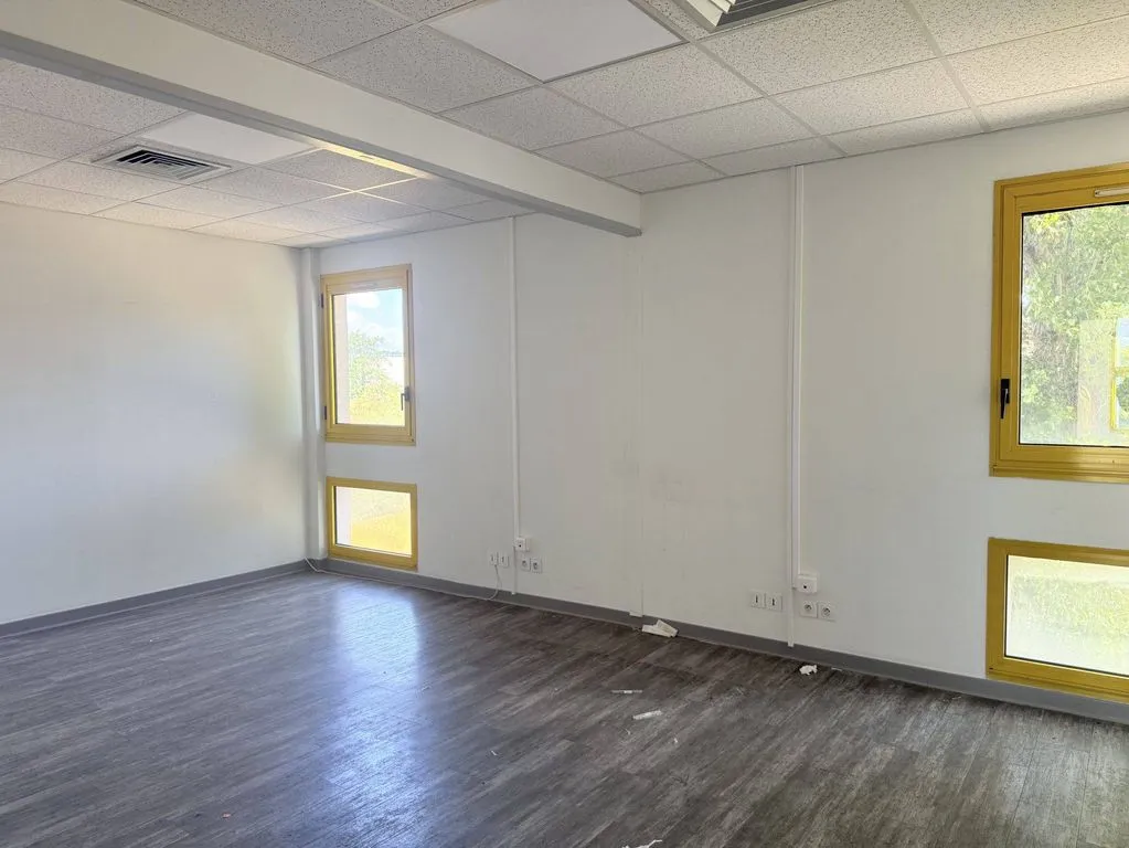 Toad - Office Space with Parking in Istres