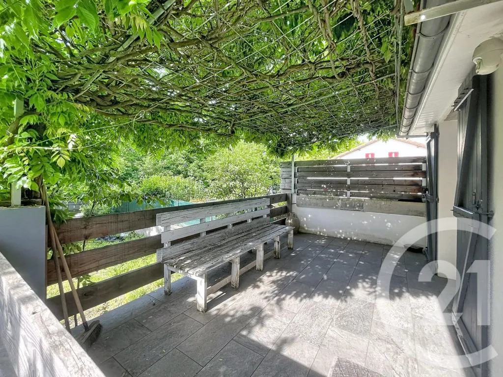 Terrasse - Maison Charmante avec Jardin à Riom