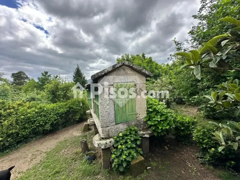 Jardin - Two-Storey House with Solar Panels in A Cañiza
