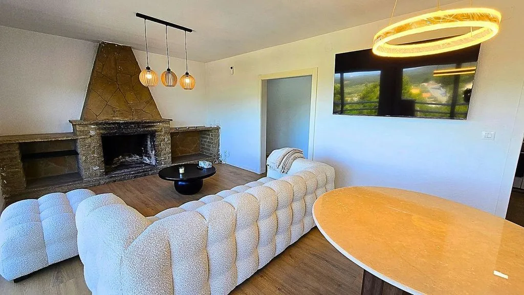 Elutuba - Reformed Chalet with Mountain Views in Torrelles de Foix