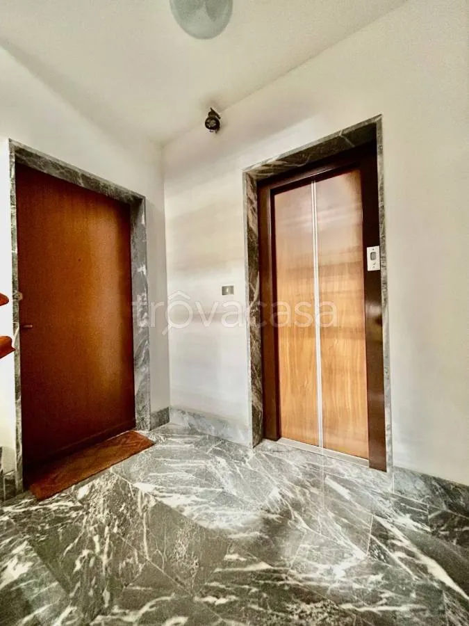 Entrée - Apartment with Balcony and Parking in Cuneo